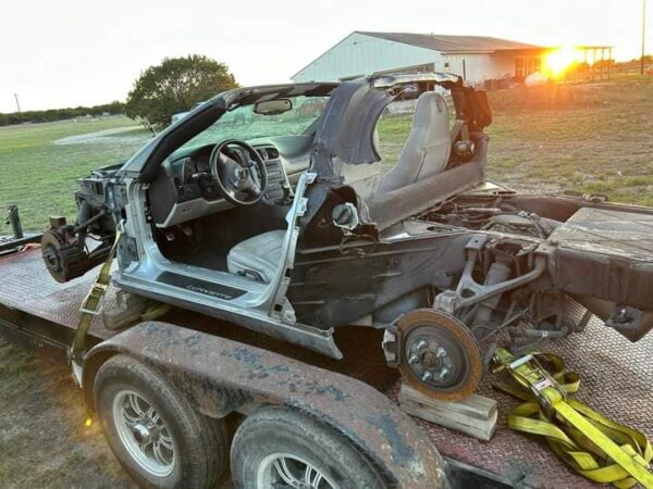 I have parts off of a White 2000 C5 and Gray 2007 C6 Corvette - Image 7